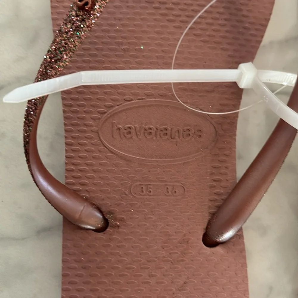 Brand new Havaianas rose pink flip flops with glitter size 35/36